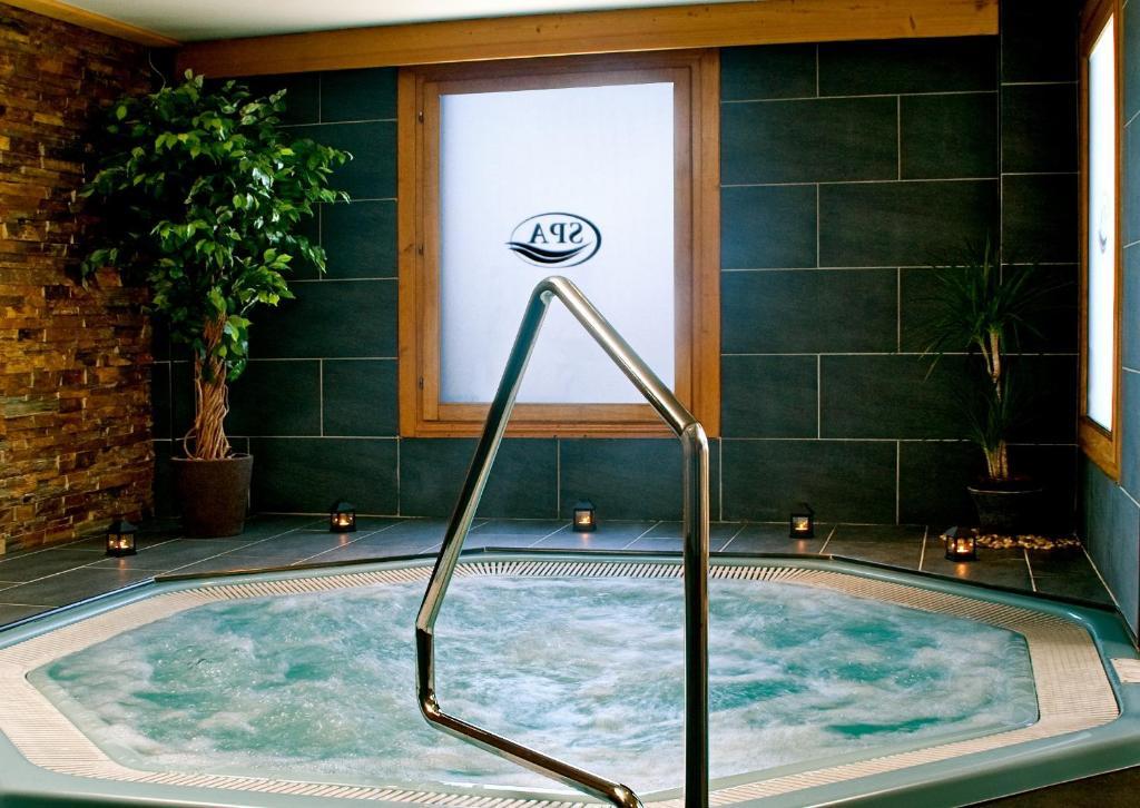 Hotel La Placa Garriguella Ngoại thất bức ảnh