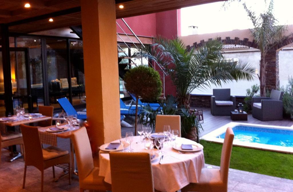 Hotel La Placa Garriguella Ngoại thất bức ảnh