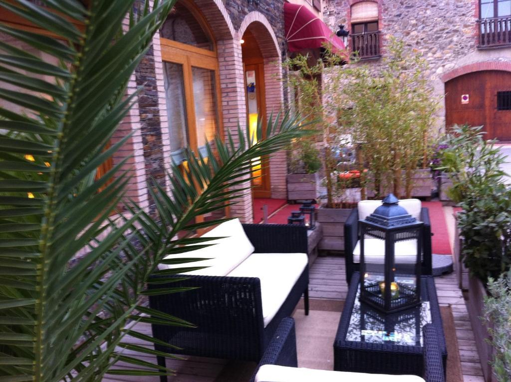 Hotel La Placa Garriguella Ngoại thất bức ảnh
