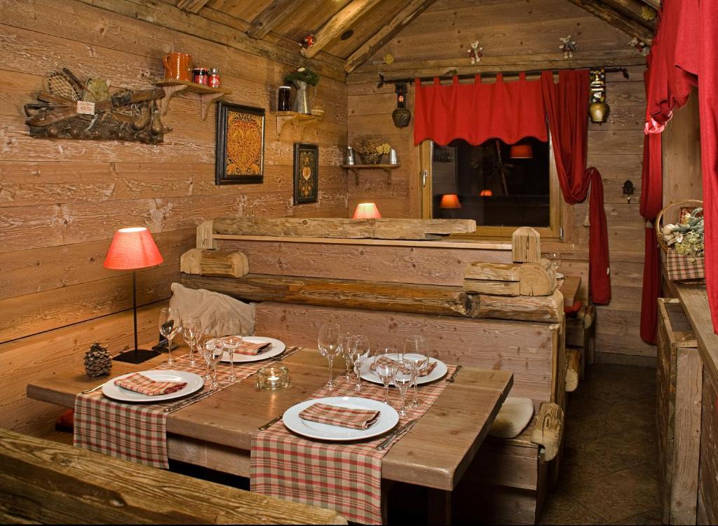 Hotel La Placa Garriguella Ngoại thất bức ảnh