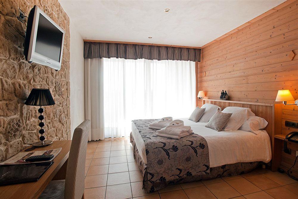 Hotel La Placa Garriguella Ngoại thất bức ảnh
