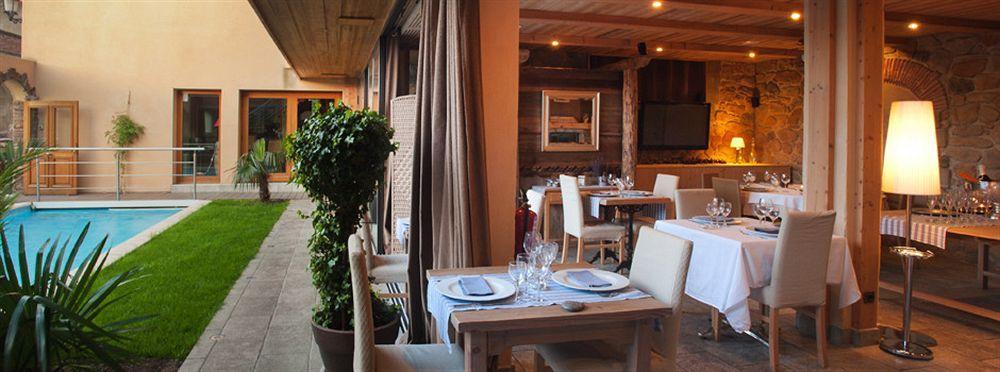 Hotel La Placa Garriguella Ngoại thất bức ảnh