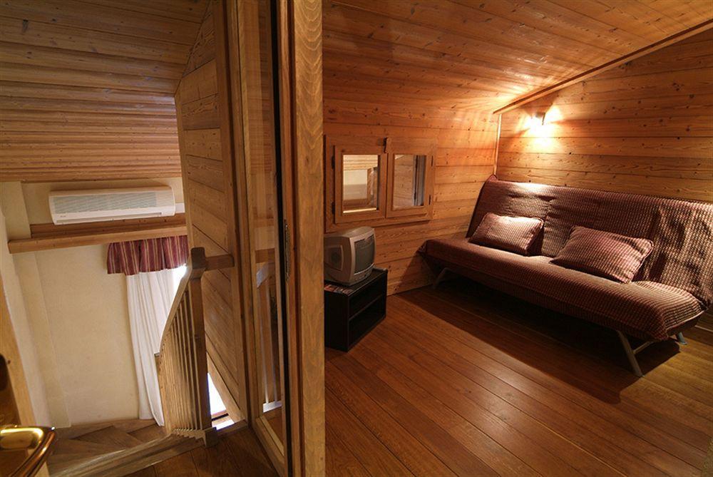 Hotel La Placa Garriguella Ngoại thất bức ảnh