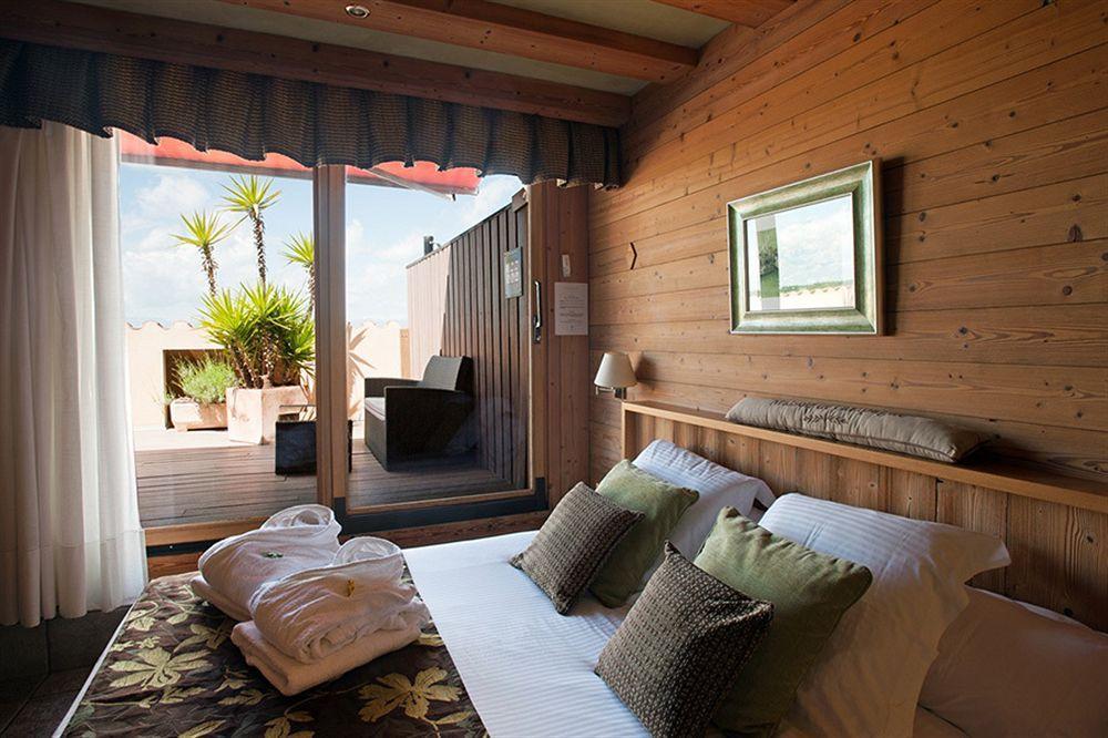 Hotel La Placa Garriguella Ngoại thất bức ảnh