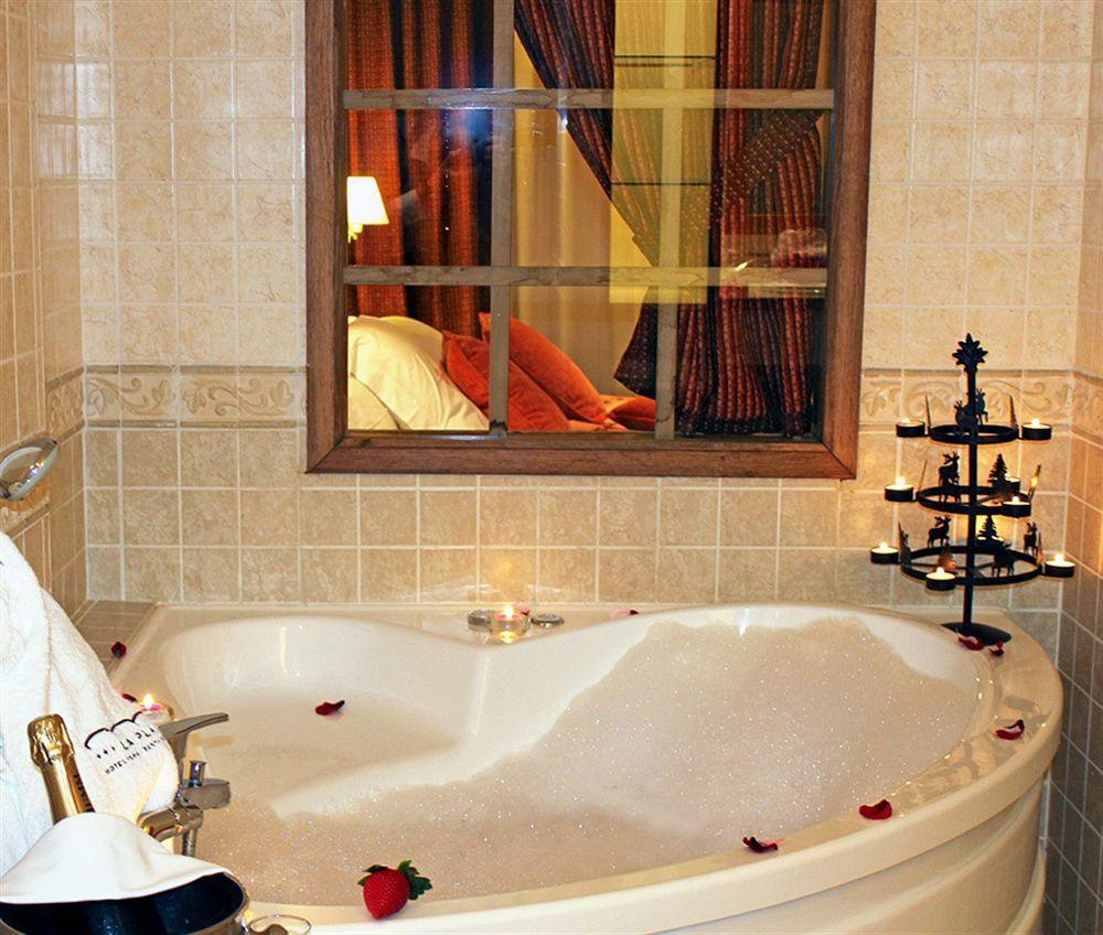 Hotel La Placa Garriguella Ngoại thất bức ảnh