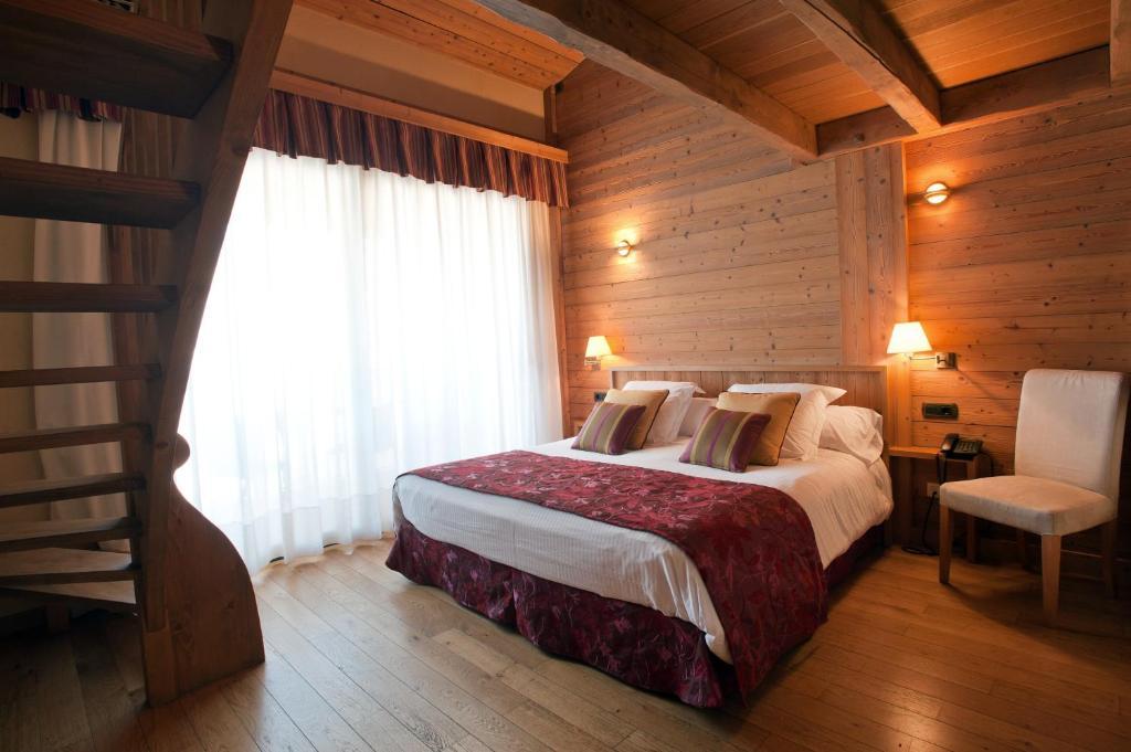 Hotel La Placa Garriguella Ngoại thất bức ảnh