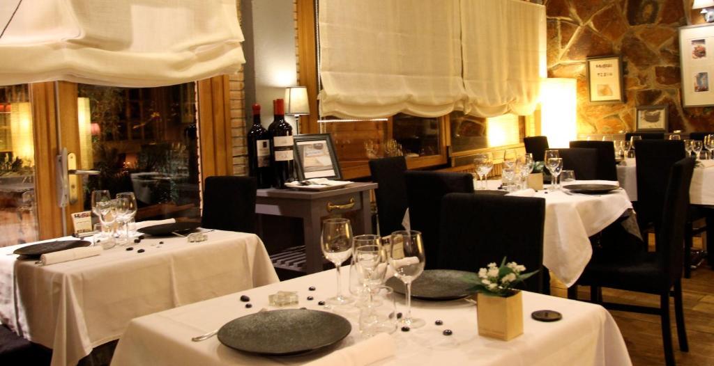 Hotel La Placa Garriguella Ngoại thất bức ảnh