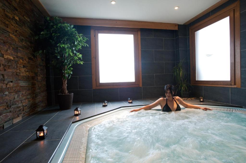 Hotel La Placa Garriguella Ngoại thất bức ảnh