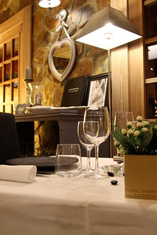 Hotel La Placa Garriguella Ngoại thất bức ảnh