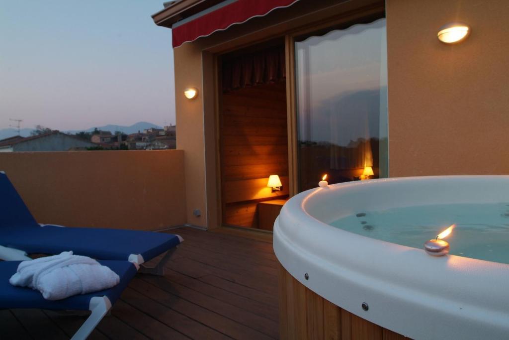 Hotel La Placa Garriguella Phòng bức ảnh
