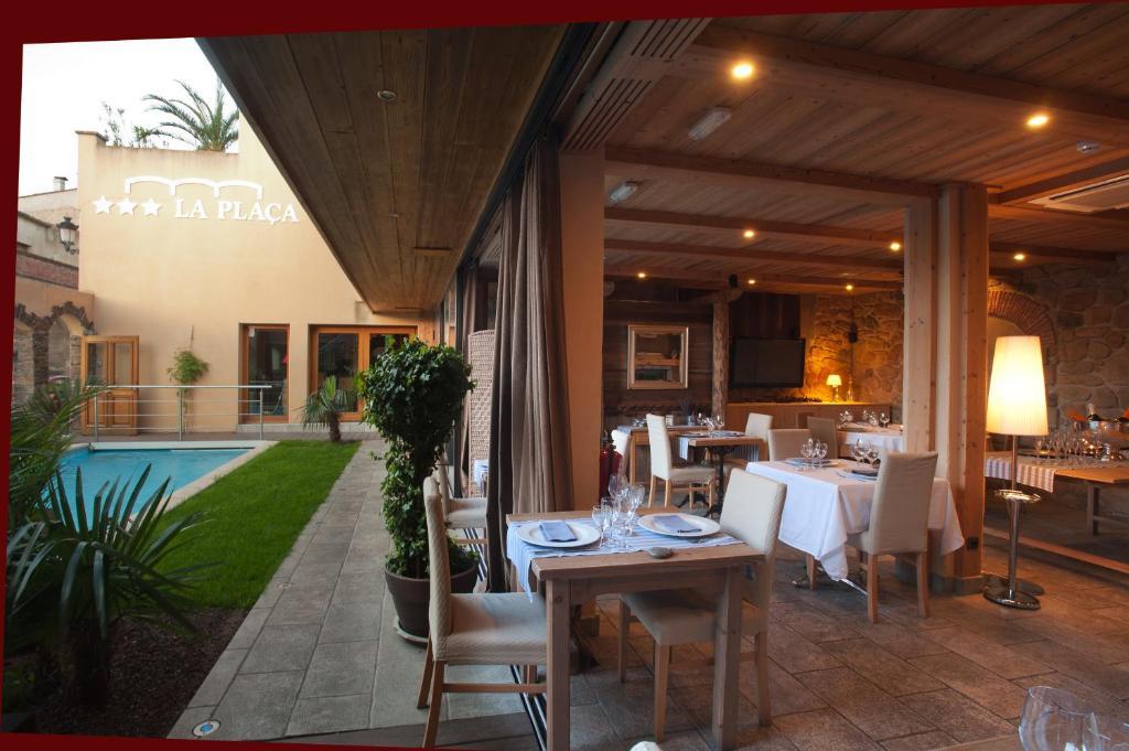 Hotel La Placa Garriguella Ngoại thất bức ảnh